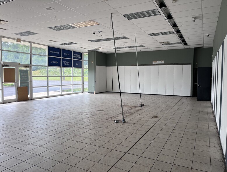 More Photos Of 1500 Robinson Center Dr, Pittsburgh Auto Repair For Lease