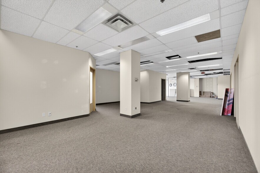 More Photos Of 455 Boul Fénelon, Dorval Medical For Lease