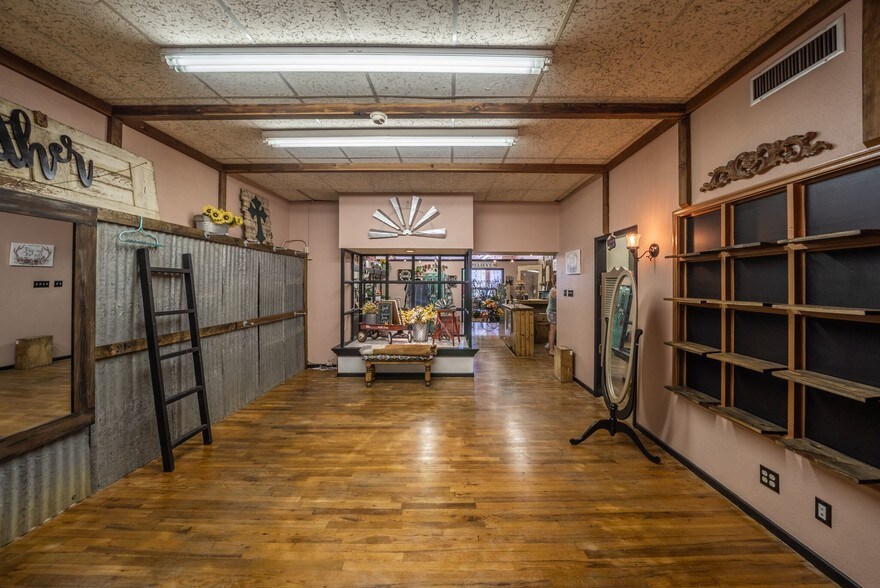 More Photos Of 75 N Waco St, Hillsboro General Retail For Lease