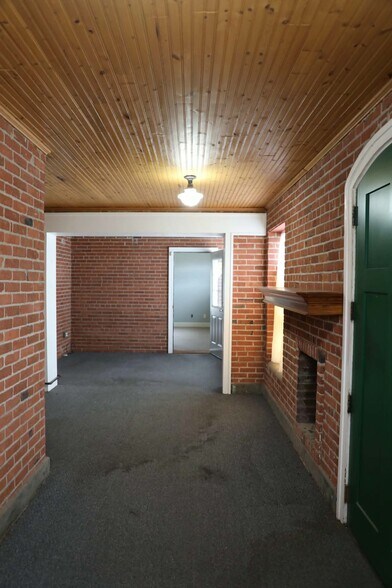 More Photos Of 126 S Pine St, Ponca City Warehouse For Sale
