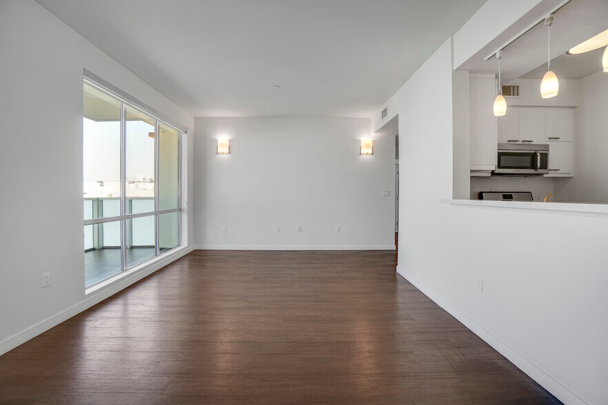 More Photos Of 525 Santa Monica Blvd, Santa Monica Apartments For Sale