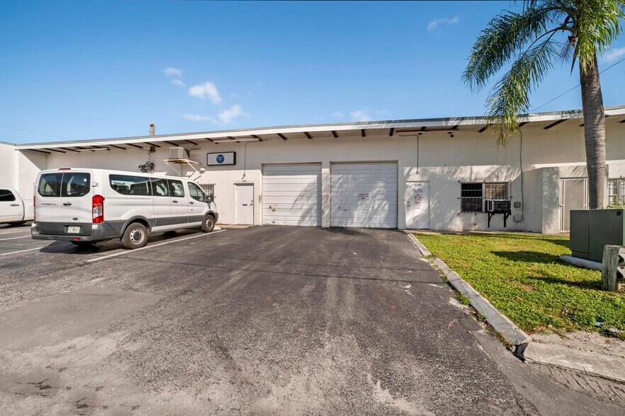 More Photos Of 3909-3939 SW 12th Ct, Fort Lauderdale Warehouse For Lease