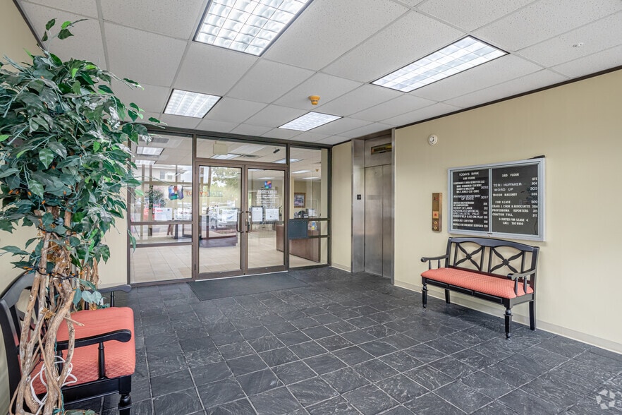 More Photos Of 300 N College Ave, Fayetteville Office For Lease