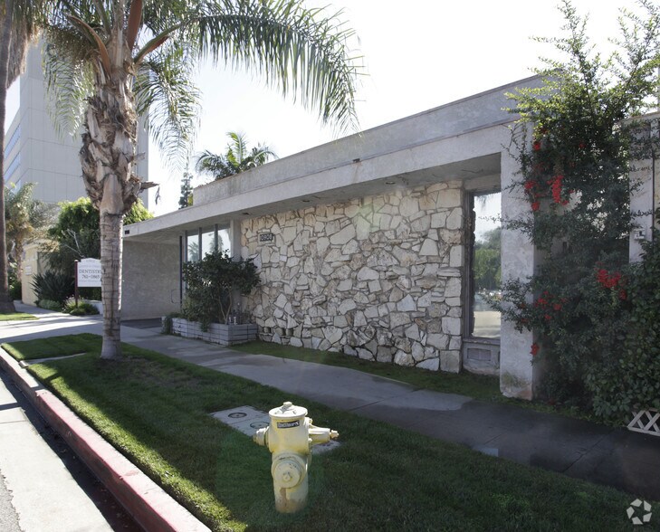 More Photos Of 10906 Riverside Dr, North Hollywood Medical For Sale