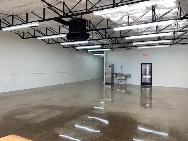 More Photos Of 1352 Chemical St, Dallas Flex For Lease