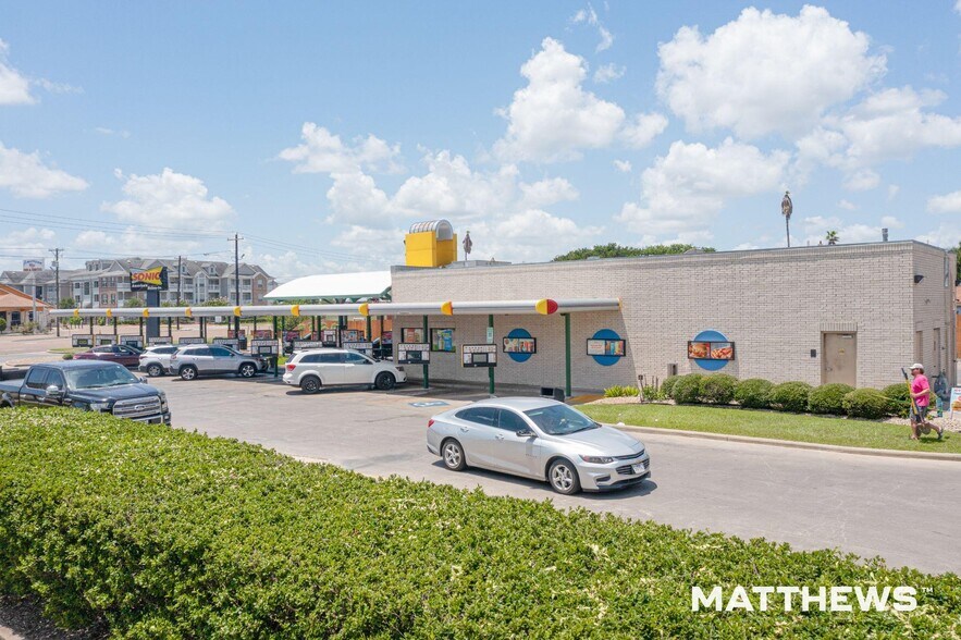 Primary Photo Of 229 Carson St NW, Elk River Fast Food For Sale