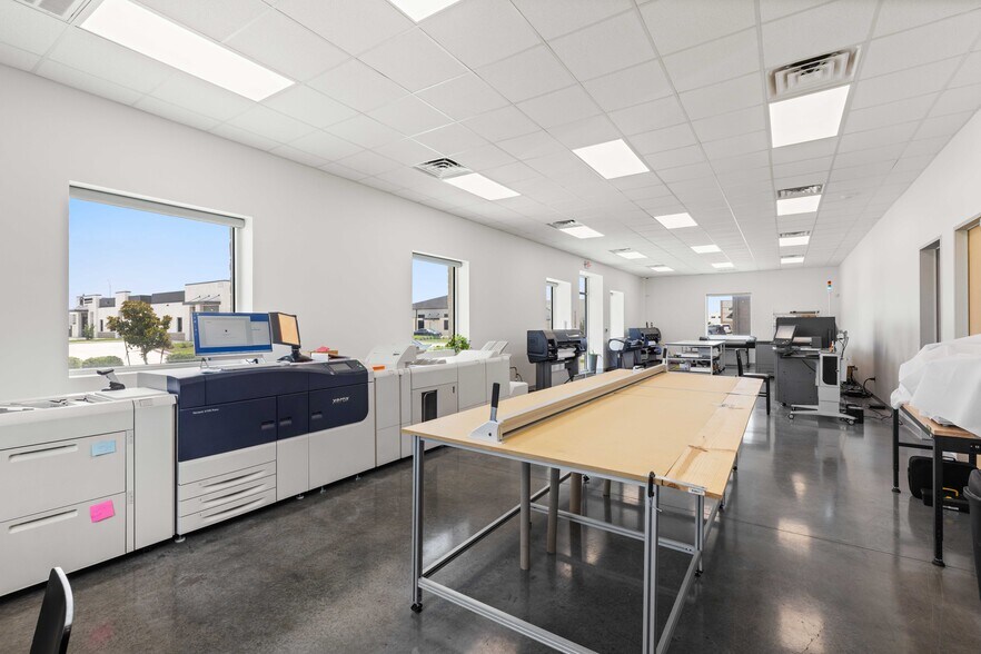 More Photos Of 220 Ibis St, Webster Showroom For Lease