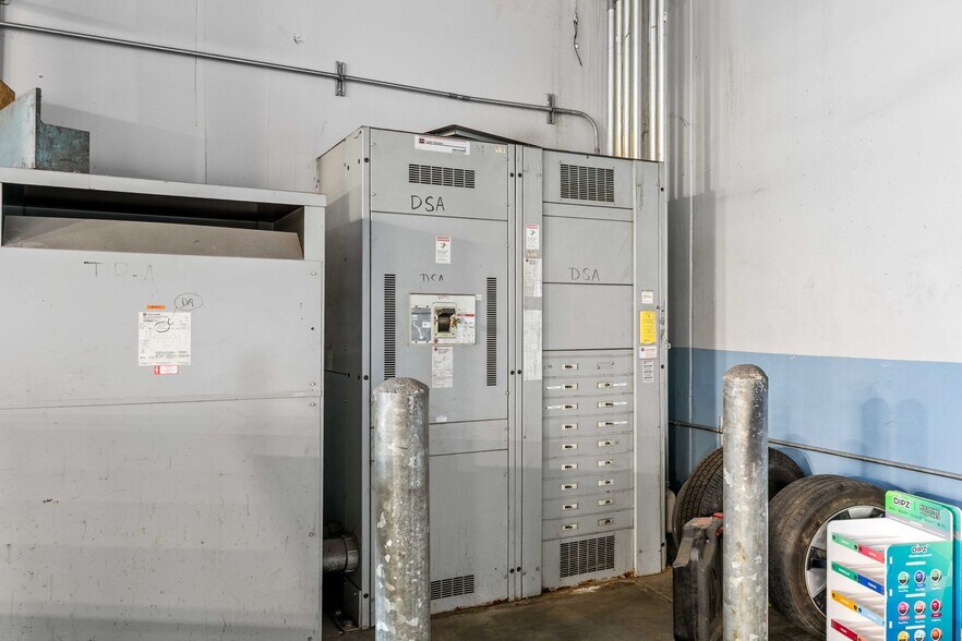 More Photos Of 9362 Eton Ave, Chatsworth Warehouse For Lease