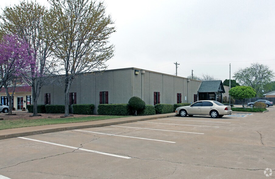 Primary Photo Of 2110-2120 S Broadway, Edmond Office For Lease