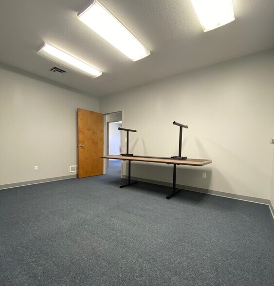 More Photos Of 1014 Ekstam Dr, Bloomington Office For Lease