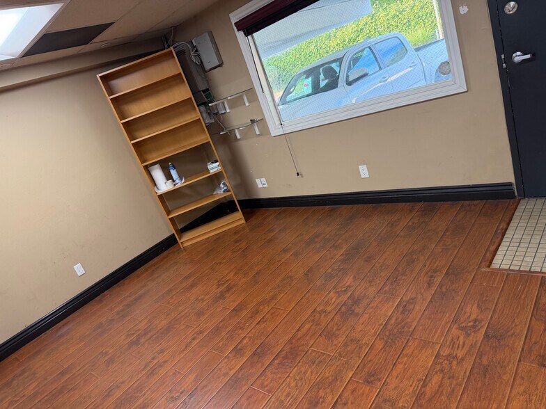 More Photos Of 23291 Ventura Blvd, Woodland Hills Loft Creative Space For Lease