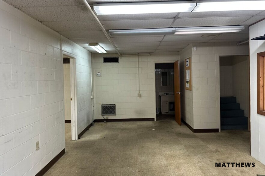 More Photos Of 801 N James Campbell Blvd, Columbia Distribution For Lease