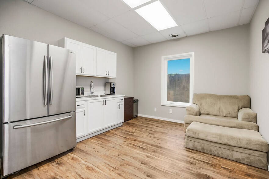 More Photos Of 1924 NW Copper Oaks Cir, Blue Springs Medical For Sale