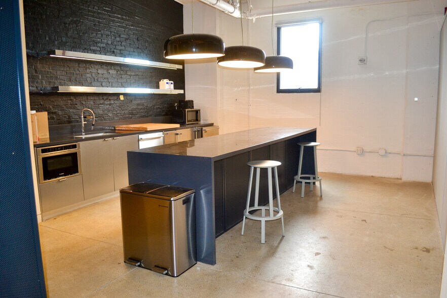 More Photos Of 610 W 26th St, New York Showroom For Lease