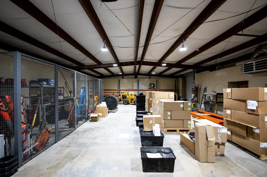 More Photos Of 1446 Pineview Rd, Columbia Light Manufacturing For Lease