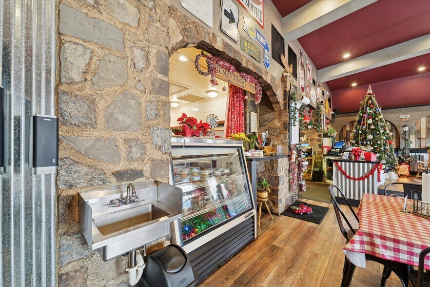 More Photos Of 265 E Township Line Rd, Upper Darby Township Restaurant For Sale