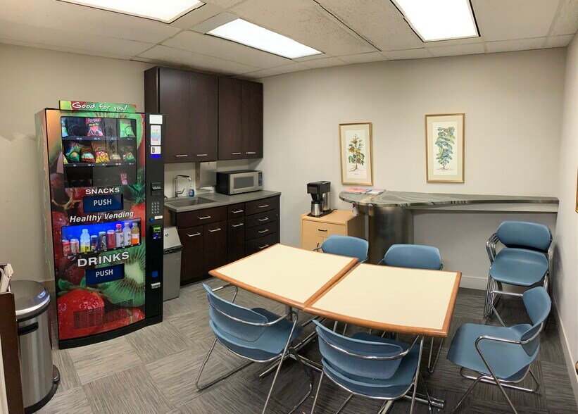 More Photos Of 444 Skokie Blvd, Wilmette Medical For Lease