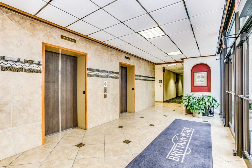 More Photos Of 2024 N Woodlawn St, Wichita Office For Lease