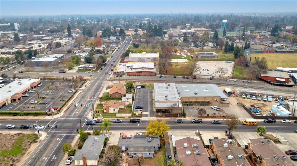 More Photos Of 1027 W Murray Ave, Visalia Service For Sale