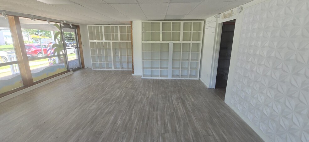 More Photos Of 107 W Montauk Hwy, Hampton Bays General Retail For Lease