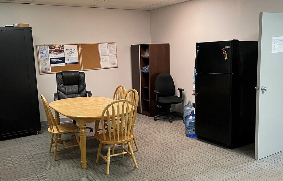 More Photos Of 1115 Keewatin St, Winnipeg Manufacturing For Lease