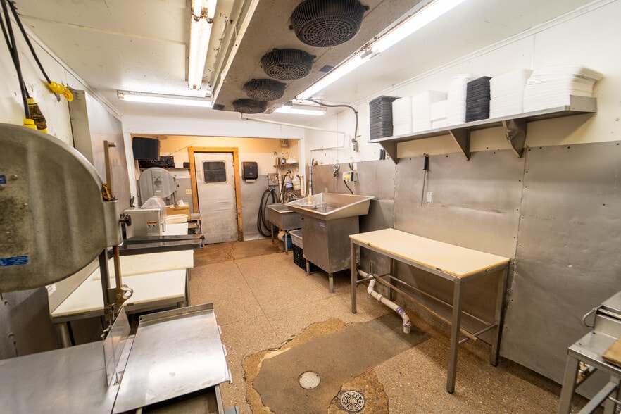 More Photos Of 1302 E Crestwood Dr, Victoria Storefront For Sale