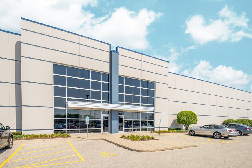 More Photos Of 100 W Oakwood Rd, Oak Creek Manufacturing For Lease