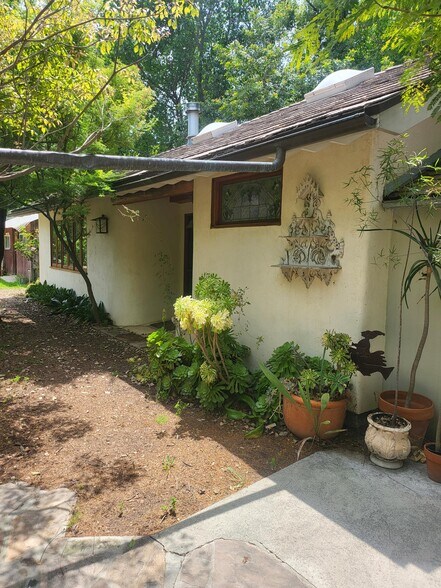More Photos Of 18552 Erwin St, Tarzana Land For Lease