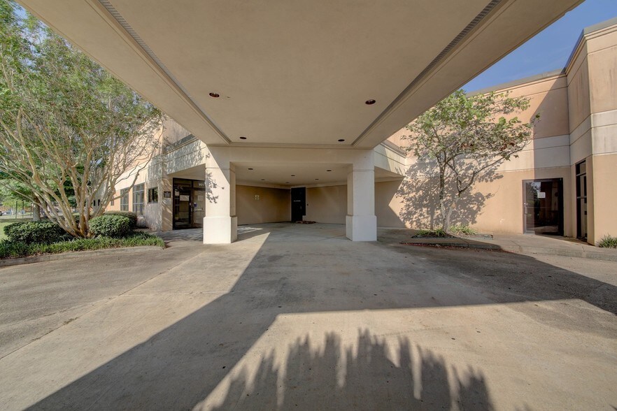 More Photos Of 901 Wilson St, Lafayette Hospital For Sale