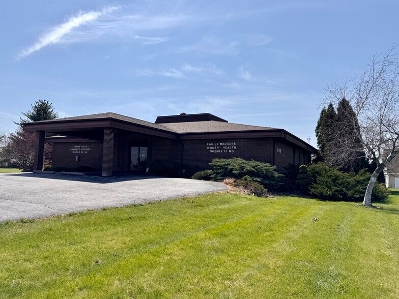 More Photos Of 909 E Grant St, Macomb Medical For Sale