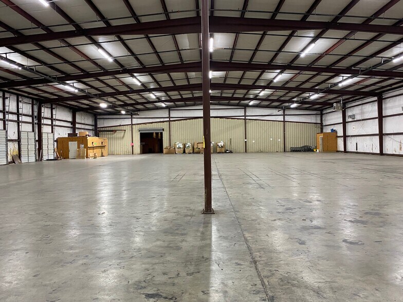 More Photos Of 1715 McCullough Blvd, Tupelo Flex For Lease