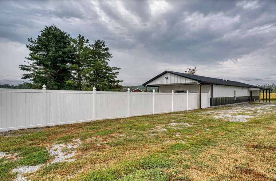 More Photos Of 1601 ST RTE 56E STATE ROUTE 56E, Morganfield Veterinarian Kennel For Sale