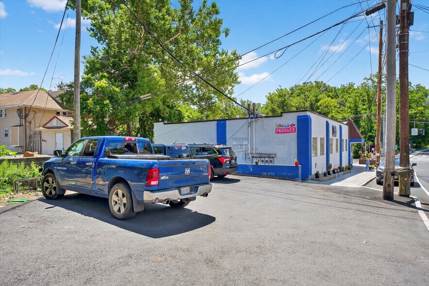 More Photos Of 4 Oscawana Lake Rd, Putnam Valley Supermarket For Sale