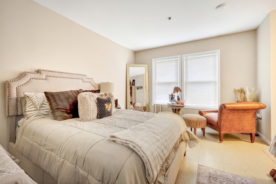More Photos Of 140 Summer St, Holliston Veterinarian Kennel For Sale