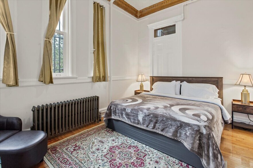 More Photos Of 49 Florida Ave, Amsterdam Hospitality For Sale