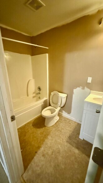 More Photos Of 4010 US-31, Clanton General Retail For Sale