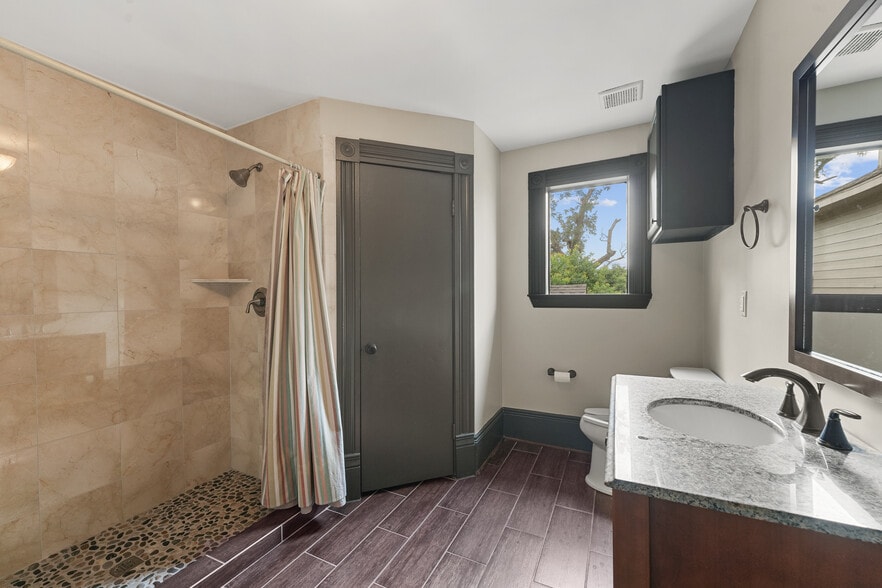 More Photos Of 112 W 4th St, Houston Office Residential For Sale