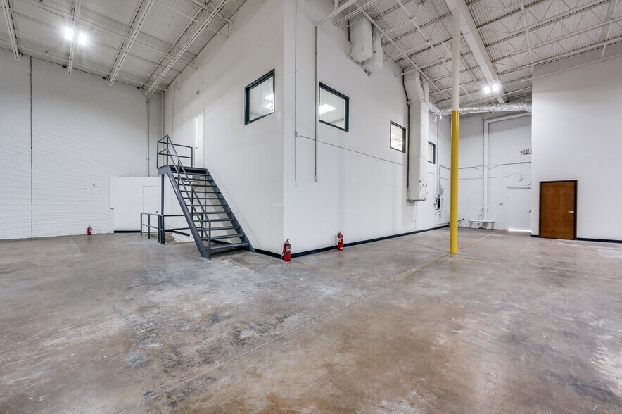 More Photos Of 1207 W Crosby Rd, Carrollton Manufacturing For Lease