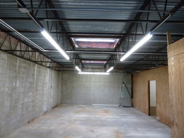 More Photos Of 910 Edgefield St, Greenwood Light Distribution For Sale