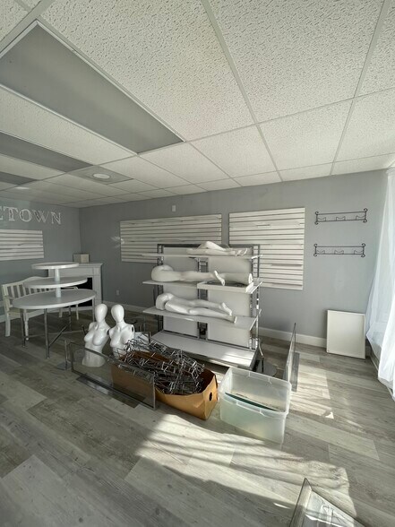 More Photos Of 405 Rusk St, Newton Storefront Retail Office For Sale