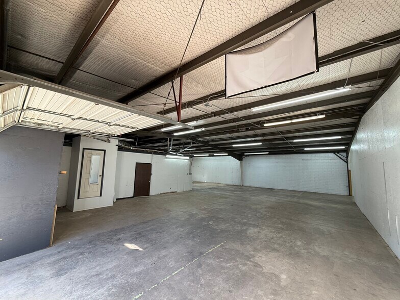 More Photos Of 9809 McCullough Ave, San Antonio Warehouse For Lease