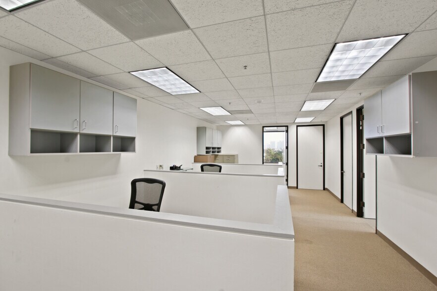 More Photos Of 1990 S Bundy Dr, Los Angeles Office For Lease