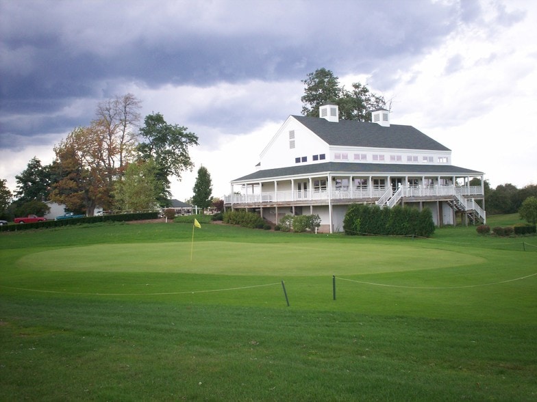Primary Photo Of 8981 Telegraph Rd, Middleport Golf Course Driving Range For Sale
