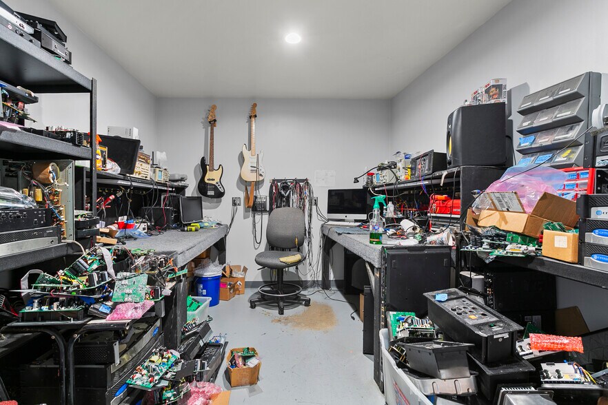 More Photos Of 22520-22522 Ventura Blvd, Woodland Hills Storefront Retail Office For Lease