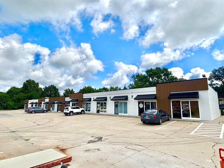 Primary Photo Of 11109-11129 N Oak Tfwy, Kansas City Storefront Retail Office For Lease