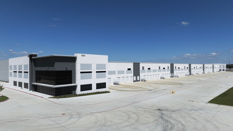 More Photos Of 1701 E Pleasant Pky, Wilmer Unknown For Lease