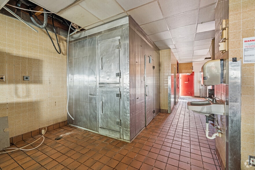 More Photos Of 2920 NE Adams St, Peoria Freestanding For Sale