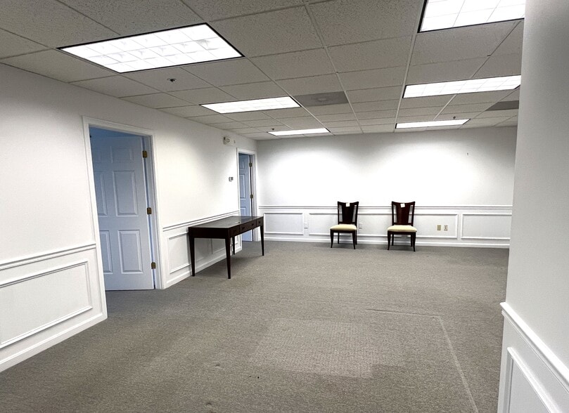 More Photos Of 10 Cedar St, Woburn Office For Sale