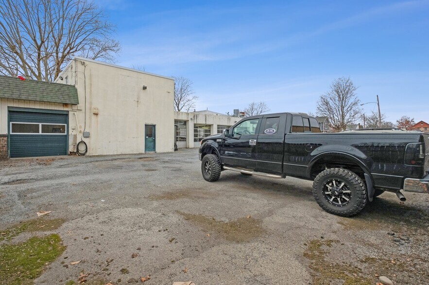 More Photos Of 2217 Farragut ave, Bristol Service For Sale