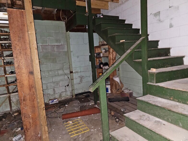 More Photos Of 115 S Hamilton St, Hillsboro Office For Sale